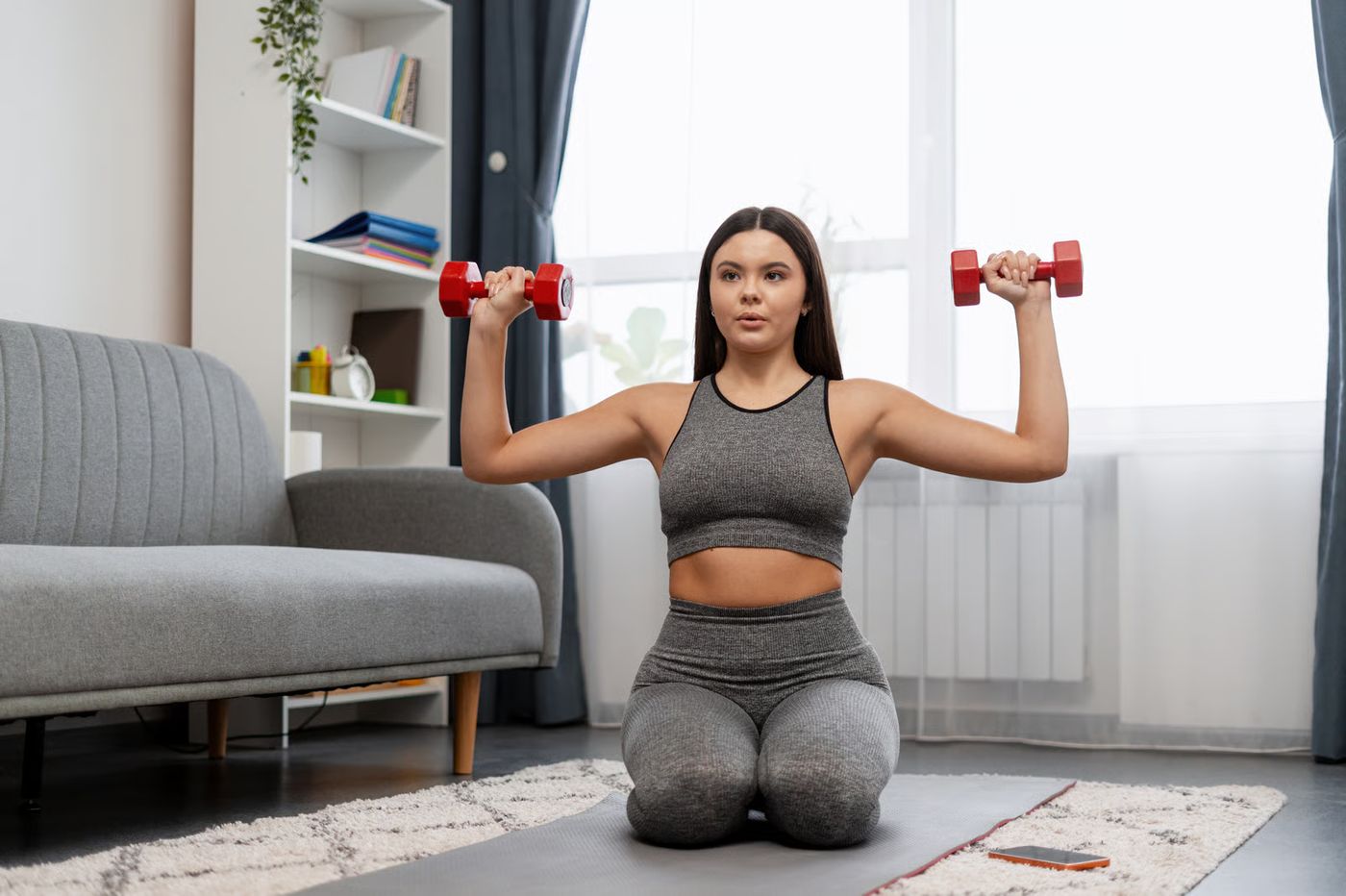 Mujer entrenando con mancuernas